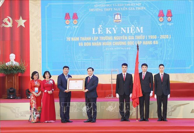Trong ảnh: Đồng chí Vương Đình Huệ, Ủy viên Bộ Chính trị, Bí thư Thành ủy Hà Nội trao Huân chương Độc lập hạng Ba của Chủ tịch nước tặng Trường THPT Nguyễn Gia Thiều. Ảnh: Trí Dũng – TTXVN