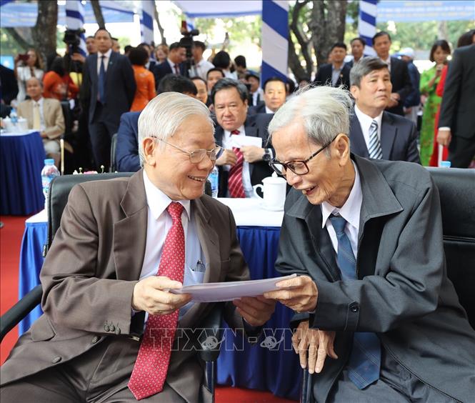 Trong ảnh: Giáo sư, Tiến sĩ Nguyễn Phú Trọng, Tổng Bí thư, Chủ tịch nước, cựu học sinh trường THPT Nguyễn Gia Thiều cùng nhà giáo Lê Đức Giảng (nguyên Bí thư Chi bộ, giáo viên chủ nhiệm lớp 10B - Trường Nguyễn Gia Thiều gần 60 năm về trước) xem lại những bức ảnh, cùng ôn lại kỷ niệm những năm tháng học tập dưới mái trường Nguyễn Gia Thiều. Ảnh: Trí Dũng – TTXVN