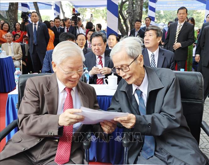 Trong ảnh: Giáo sư, Tiến sĩ Nguyễn Phú Trọng, Tổng Bí thư, Chủ tịch nước, cựu học sinh trường THPT Nguyễn Gia Thiều cùng nhà giáo Lê Đức Giảng (nguyên Bí thư Chi bộ, Giáo viên chủ nhiệm lớp 10B - Trường Nguyễn Gia Thiều gần 60 năm về trước) xem lại những bức ảnh, cùng ôn lại kỷ niệm những năm tháng học tập dưới mái trường Nguyễn Gia Thiều. Ảnh: Trí Dũng – TTXVN