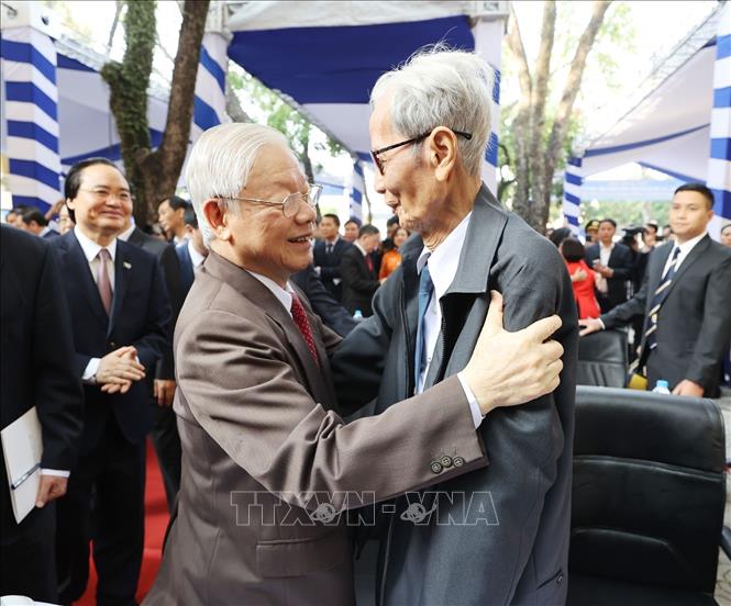 Trong ảnh: Giáo sư, Tiến sĩ Nguyễn Phú Trọng, Tổng Bí thư, Chủ tịch nước, cựu học sinh nhà trường vui mừng gặp lại nhà giáo Lê Đức Giảng, nguyên Bí thư Chi bộ, Giáo viên chủ nhiệm lớp 10B - Trường Nguyễn Gia Thiều gần 60 năm về trước. Ảnh: Trí Dũng – TTXVN