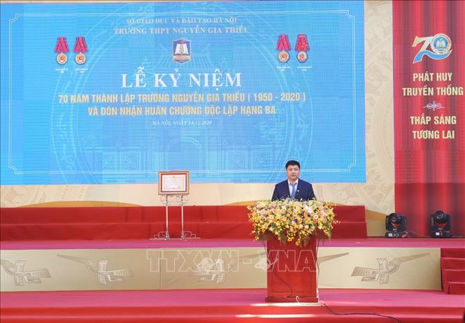 Trong ảnh: Thạc sĩ Lê Trung Kiên, Hiệu trưởng Trường THPT Nguyễn Gia Thiều phát biểu khai mạc Lễ kỷ niệm 70 năm thành lập Trường. Ảnh: Trí Dũng – TTXVN