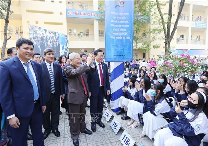 Trong ảnh: Giáo sư, Tiến sĩ Nguyễn Phú Trọng, Tổng Bí thư, Chủ tịch nước, cựu học sinh nhà trường đến dự Lễ kỷ niệm 70 năm thành lập Trường THPT Nguyễn Gia Thiều. Ảnh: Trí Dũng – TTXVN