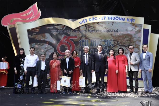 Trong ảnh: Bà Nguyễn Bội Quỳnh, Hiệu trưởng Trường THPT Việt Đức tặng quà cho các cựu giáo chức nhà trường. Ảnh: Minh Quyết - TTXVN