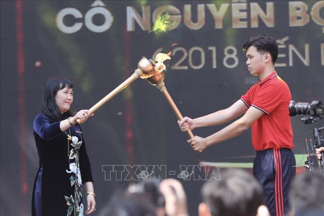 Trong ảnh: Nghi thức rước đuốc, tiếp lửa tại Lễ kỷ niệm. Ảnh: Minh Quyết - TTXVN