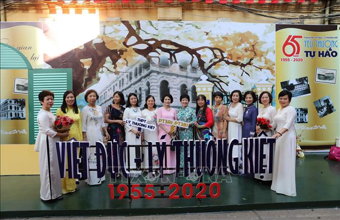 Trong ảnh: Các thế hệ học sinh hân hoan về dự lễ kỷ niệm thành lập trường. Ảnh: Thanh Tùng - TTXVN