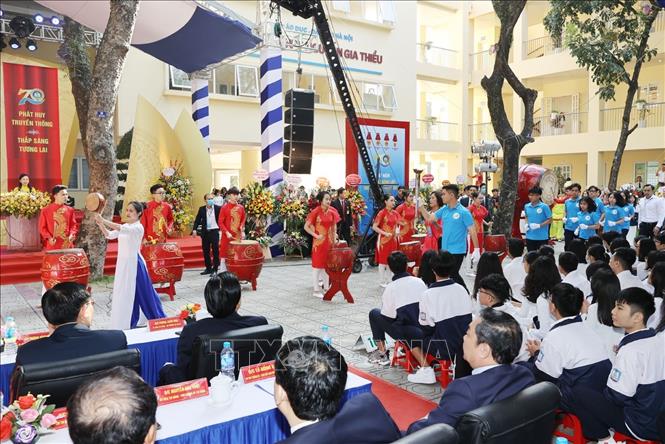 Trong ảnh: Học sinh Trường THPT Nguyễn Gia Thiều thực hiện nghi thức rước đuốc truyền thống tại Lễ kỷ niệm 70 năm thành lập Trường. Ảnh: Trí Dũng – TTXVN