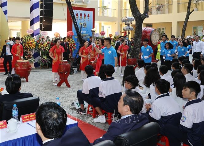 Trong ảnh: Học sinh Trường THPT Nguyễn Gia Thiều thực hiện nghi thức rước đuốc truyền thống tại Lễ kỷ niệm 70 năm thành lập Trường. Ảnh: Trí Dũng – TTXVN