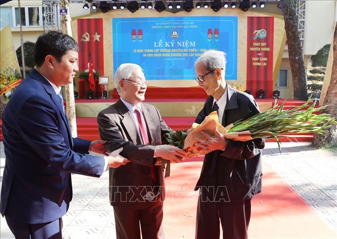 Trong ảnh: Giáo sư, Tiến sĩ Nguyễn Phú Trọng, Tổng Bí thư, Chủ tịch nước, cựu học sinh nhà trường tặng hoa chúc mừng nhà giáo Lê Đức Giảng, nguyên Bí thư Chi bộ, Giáo viên chủ nhiệm lớp 10B - Trường Nguyễn Gia Thiều gần 60 năm về trước. Ảnh: Trí Dũng – TTXVN