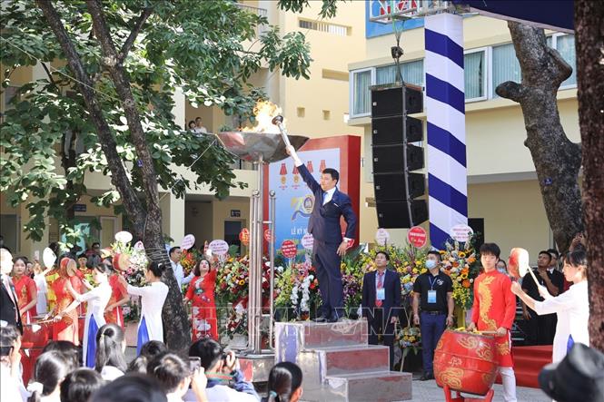 Trong ảnh: Thạc sĩ Lê Trung Kiên, Hiệu trưởng Trường THPT Nguyễn Gia Thiều thắp đuốc truyền thống tại Lễ kỷ niệm 70 năm thành lập Trường. Ảnh: Trí Dũng – TTXVN
