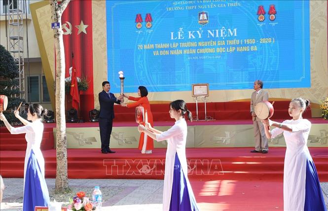Trong ảnh: Các thế hệ giáo viên Trường THPT Nguyễn Gia Thiều thực hiện nghi thức tiếp đuốc truyền thống tại Lễ kỷ niệm 70 năm thành lập Trường. Ảnh: Trí Dũng – TTXVN