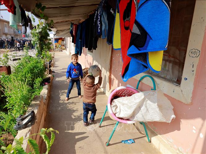 Trong ảnh: Trẻ em sơ tán theo gia đình khỏi các vùng chiến sự ở khu vực Tây Bắc Syria tại Trung tâm. Ảnh: Trần Hiếu - Pv TTXVN
