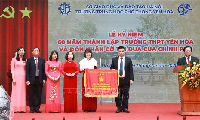 Trong ảnh: Thứ trưởng Bộ Giáo dục và Đào tạo Nguyễn Hữu Độ trao cờ thi đua của Chính phủ tặng trường THPT Yên Hòa đã có thành tích xuất sắc trong phong trào thi đua năm học 2019 - 2020. Ảnh: Thanh Tùng - TTXVN