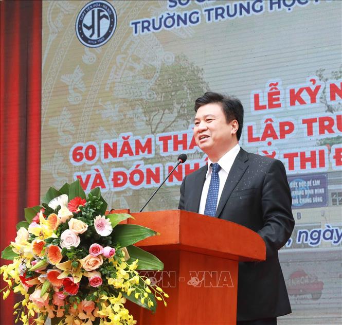 Trong ảnh: Thứ trưởng Bộ Giáo dục và Đào tạo Nguyễn Hữu Độ phát biểu chúc mừng trường THPT Yên Hòa 60 năm tuổi. Ảnh: Thanh Tùng - TTXVN