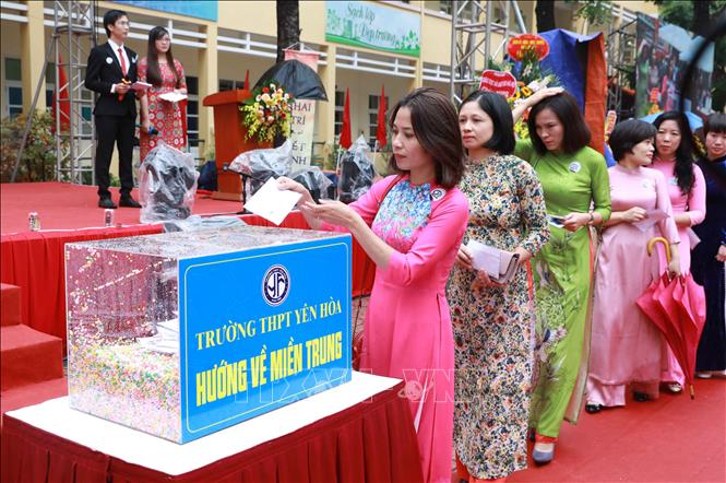 Trong ảnh: Giáo viên, học sinh trường THPT Yên Hòa (quận Cầu Giấy, Hà Nội) quyên góp, ủng hộ đồng bào miền Trung bị ảnh hưởng bởi lũ lụt, thiên tai. Ảnh: Thanh Tùng - TTXVN