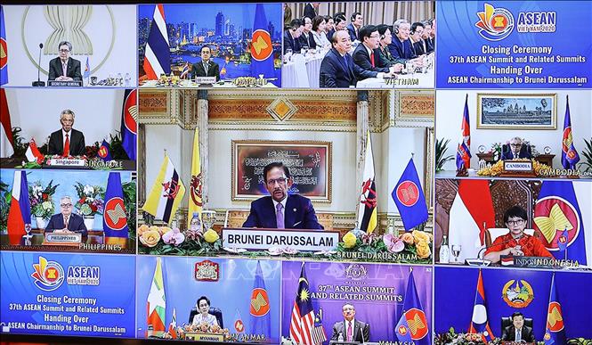 Photo: Delegates join the closing ceremony of the 37th ASEAN Summit and Related Summits in Hanoi side.  VNA Photo