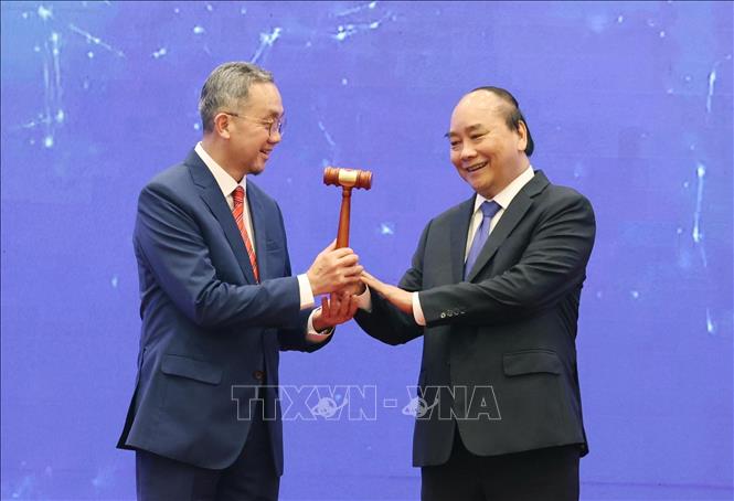 Photo: Vietnamese Prime Minister Nguyen Xuan Phuc (R) hands the chairmanship hammer to Brunei Ambassador to Vietnam Pengiran Haji Sahari bin Pengiran Haji Salleh. VNA Photo: Thống Nhất