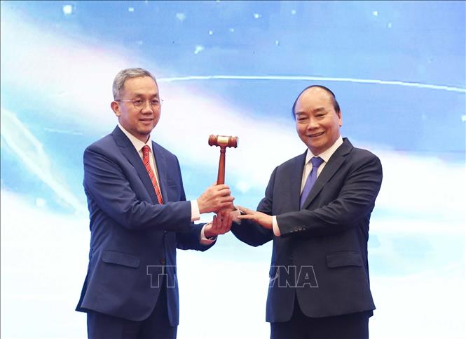 Photo: Vietnamese Prime Minister Nguyen Xuan Phuc (R) hands the chairmanship hammer to Brunei Ambassador to Vietnam Pengiran Haji Sahari bin Pengiran Haji Salleh. VNA Photo: Thống Nhất
