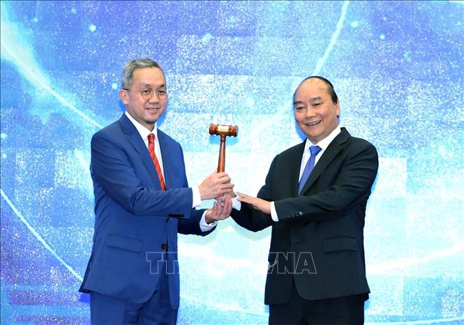 Photo: Vietnamese Prime Minister Nguyen Xuan Phuc (R) hands the chairmanship hammer to Brunei Ambassador to Vietnam Pengiran Haji Sahari bin Pengiran Haji Salleh. VNA Photo: Thống Nhất