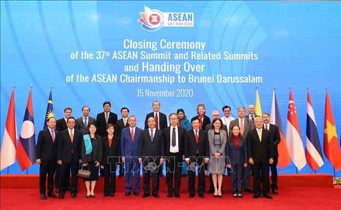 Photo: Vietnamese Prime Minister Nguyen Xuan Phuc, ASEAN 2020 Chair, and delegates pose for a photo at the closing ceremony in Hanoi. VNA Photo: Thống Nhất