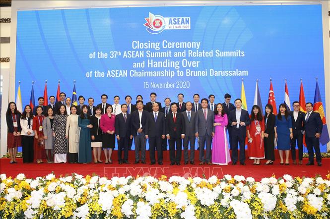 Photo: Vietnamese Prime Minister Nguyen Xuan Phuc, ASEAN 2020 Chair, and delegates pose for a photo at the closing ceremony in Hanoi. VNA Photo