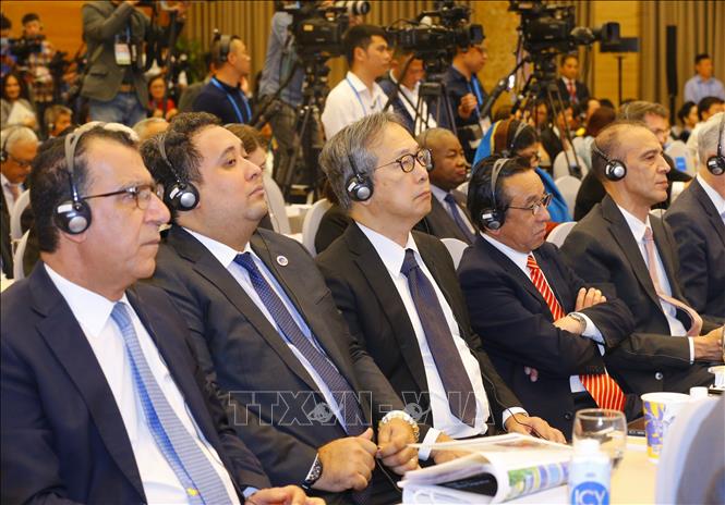 Photo: International delegates at the closing ceremony of the 37th ASEAN Summit and Related Summits in Hanoi side.  VNA Photo.