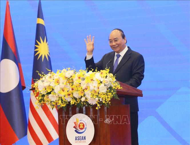 Photo: Prime Minister Nguyen Xuan Phuc speaks at the closing ceremony of the 37th ASEAN Summit and Related Summits in Hanoi side.  VNA Photo.