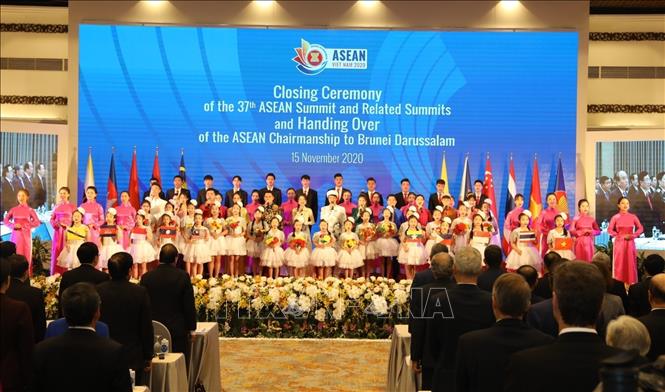 Photo: Singing of ASEAN songs at the closing ceremony. VNA Photo