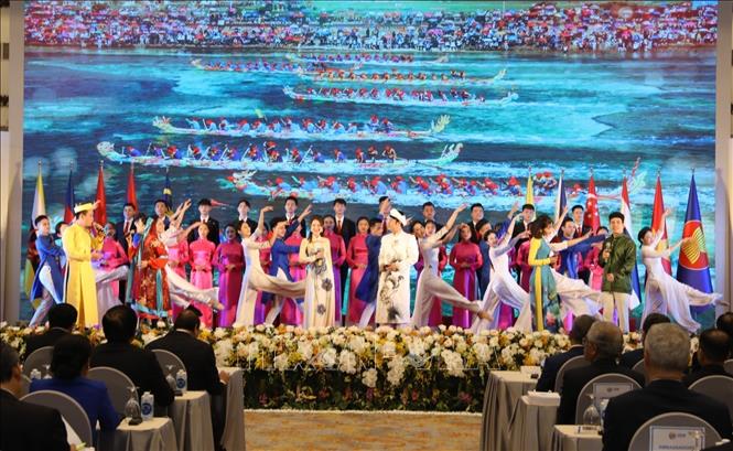 Photo: An art performance at the closing ceremony of the 37th ASEAN Summit and Related Summits.  VNA Photo.