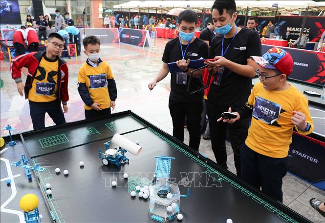 Trong ảnh: Cuộc thi góp phân nâng cao chất lượng và tạo điều kiện cho các đội Robotics được cọ sát thực tế, là cầu nối để đưa sân chơi STEAM Robotics MakeX đến với các ngôi trường, trung tâm giáo dục, xây dựng cộng đồng đam mê với giáo dục STEAM lớn mạnh tại Việt Nam. Ảnh: Thanh Tùng - TTXVN