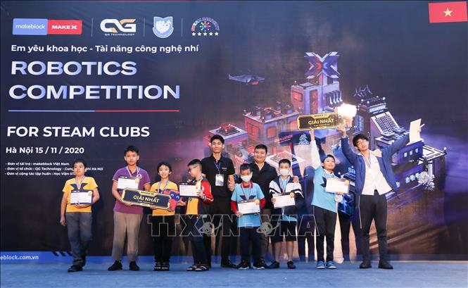 Trong ảnh: Ban tổ chức trao giải Nhất cho các đội liên minh đạt giải ở cả hai lứa tuổi tham gia cuộc thi. Ảnh: Thanh Tùng - TTXVN