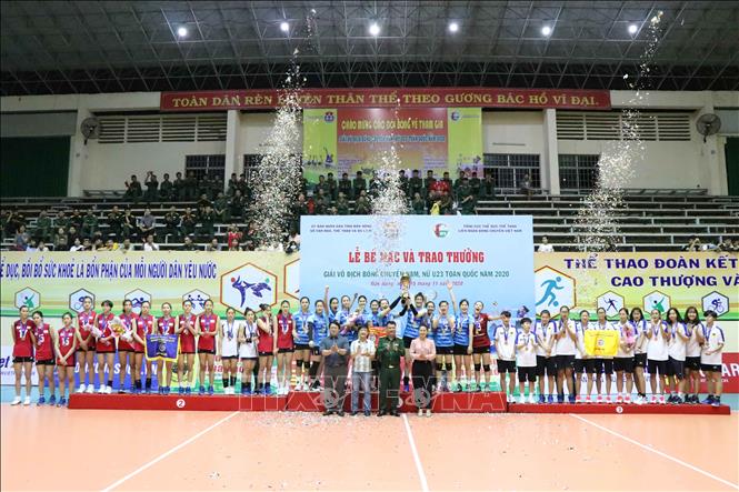 Ban Tổ chức trao giải cho các đội đoạt giải Nhất, Nhì, Ba U23 nữ. Ảnh: Ngọc Minh - TTXVN