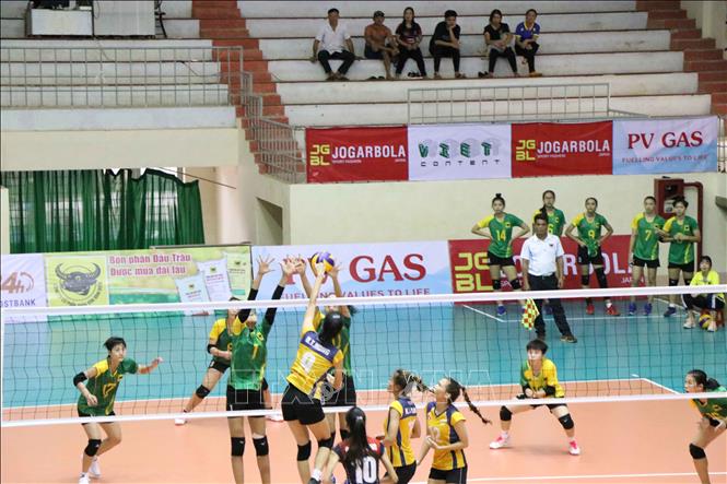 Một pha bóng trong trận tranh giải Ba nữ. Ảnh: Ngọc Minh - TTXVN