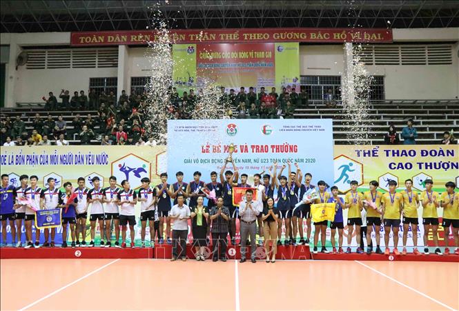 Ban Tổ chức trao giải cho các độ đoạt giải Nhất, Nhì, Ba U23 nam. Ảnh: Ngọc Minh - TTXVN