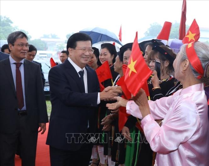 Trong ảnh: Phó Thủ tướng Trịnh Đình Dũng với nhân dân thôn Bắc Sơn, xã Bắc Bình, huyện Lập Thạch, tỉnh Vĩnh Phúc. Ảnh: Văn Điệp - TTXVN