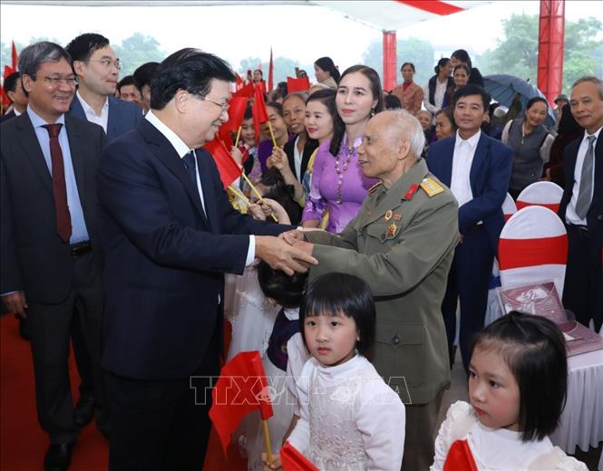 Trong ảnh: Phó Thủ tướng Trịnh Đình Dũng với nhân dân thôn Bắc Sơn, xã Bắc Bình, huyện Lập Thạch, tỉnh Vĩnh Phúc. Ảnh: Văn Điệp - TTXVN