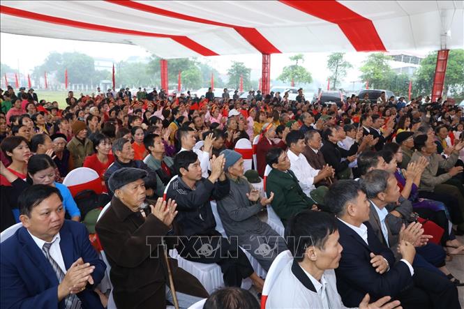 Trong ảnh: Các tầng lớp nhân dân thôn Bắc Sơn, xã Bắc Bình ( Vĩnh Phúc) tham dự Ngày hội Đại đoàn kết toàn dân tộc. Ảnh: Văn Điệp - TTXVN
