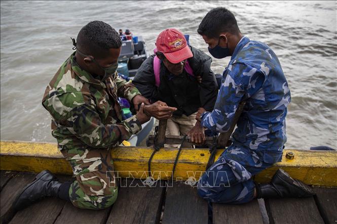 Trong ảnh: Binh sĩ giúp người dân sơ tán tránh bão Iota tại Bilwi, Puerto Cabezas, Nicaragua, ngày 15/11/2020. Ảnh: AFP/ TTXVN