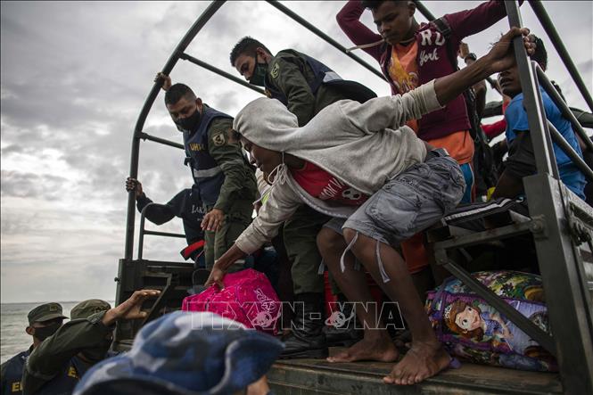 Trong ảnh: Binh sĩ giúp người dân sơ tán tránh bão Iota tại Bilwi, Puerto Cabezas, Nicaragua, ngày 15/11/2020. Ảnh: AFP/ TTXVN