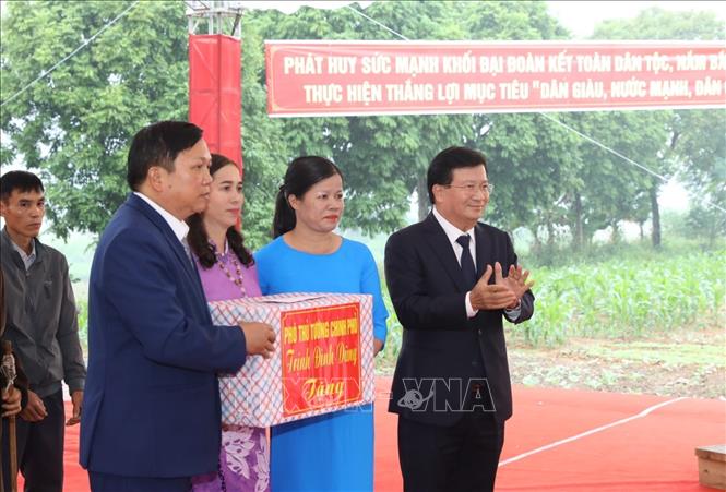 Trong ảnh: Phó Thủ tướng Trịnh Đình Dũng tặng quà cho nhân dân thôn Bắc Sơn, xã Bắc Bình, huyện Lập Thạch, tỉnh Vĩnh Phúc. Ảnh: Văn Điệp - TTXVN