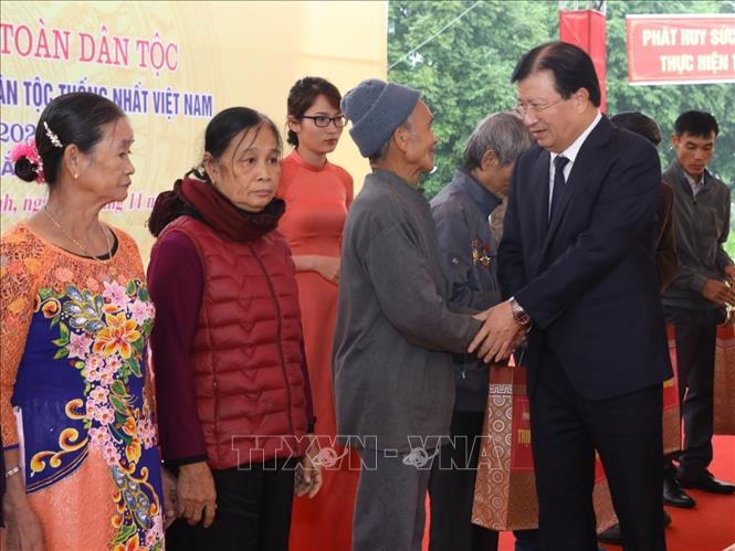 Trong ảnh: Phó Thủ tướng Trịnh Đình Dũng tặng quà nhân dân thôn Bắc Sơn, xã Bắc Bình, huyện Lập Thạch, tỉnh Vĩnh Phúc. Ảnh: Văn Điệp - TTXVN