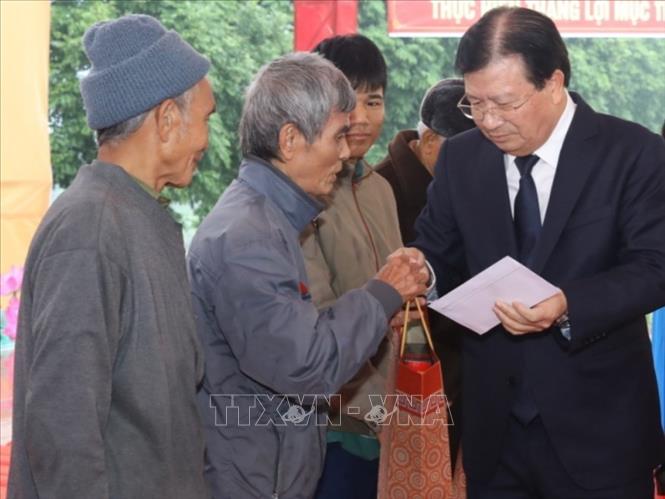 Trong ảnh: Phó Thủ tướng Trịnh Đình Dũng tặng quà nhân dân thôn Bắc Sơn, xã Bắc Bình, huyện Lập Thạch, tỉnh Vĩnh Phúc. Ảnh: Văn Điệp - TTXVN