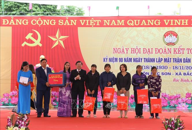 Trong ảnh: Phó Chủ tịch Ủy ban Trung ương MTTQ Việt Nam Nguyễn Hữu Dũng tặng quà cho các hộ nghèo và thôn Bắc Sơn. Ảnh: Văn Điệp - TTXVN