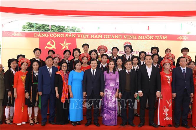 Trong ảnh: Phó Thủ tướng Trịnh Đình Dũng với các tầng lớp nhân dân thôn Bắc Sơn, xã Bắc Bình, huyện Lập Thạch, tỉnh Vĩnh Phúc. Ảnh: Văn Điệp - TTXVN