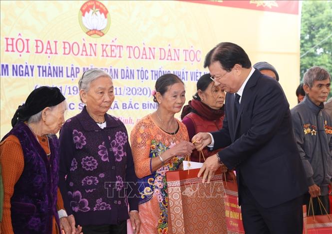 Trong ảnh: Phó Thủ tướng Trịnh Đình Dũng tặng quà nhân dân thôn Bắc Sơn, xã Bắc Bình, huyện Lập Thạch, tỉnh Vĩnh Phúc. Ảnh: Văn Điệp - TTXVN
