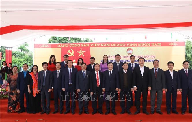Trong ảnh: Phó Thủ tướng Trịnh Đình Dũng với các đại biểu, nhân dân thôn Bắc Sơn, xã Bắc Bình, huyện Lập Thạch, tỉnh Vĩnh Phúc. Ảnh: Văn Điệp - TTXVN