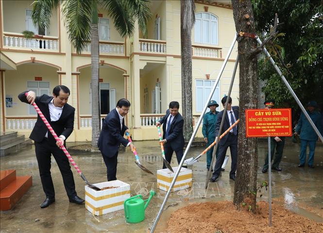Trong ảnh: Phó Thủ tướng Trịnh Đình Dũng với các đại biểu trồng cây lưu niệm tại khuôn viên trụ sở xã Bắc Bình, huyện Lập Thạch, tỉnh Vĩnh Phúc. Ảnh: Văn Điệp - TTXVN
