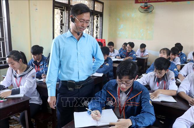 Trong ảnh: Thầy Vũ Văn Hợp hướng dẫn học sinh ôn luyện môn Hóa học. Ảnh: Nguyễn Lành - TTXVN