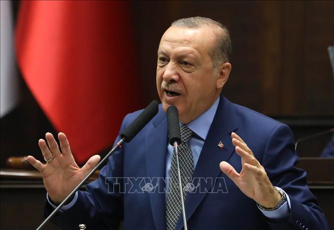 Trong ảnh (tư liệu): Tổng thống Thổ Nhĩ Kỳ Recep Tayyip Erdogan phát biểu trong phiên họp Quốc hội tại Ankara. Ảnh: AFP/ TTXVN