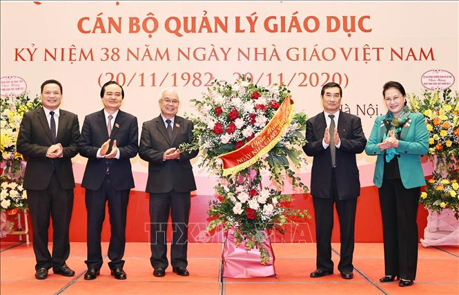 Trong ảnh: Chủ tịch Quốc hội Nguyễn Thị Kim Ngân tặng lẵng hoa các Đại biểu tại buổi gặp mặt. Ảnh: Trọng Đức - TTXVN