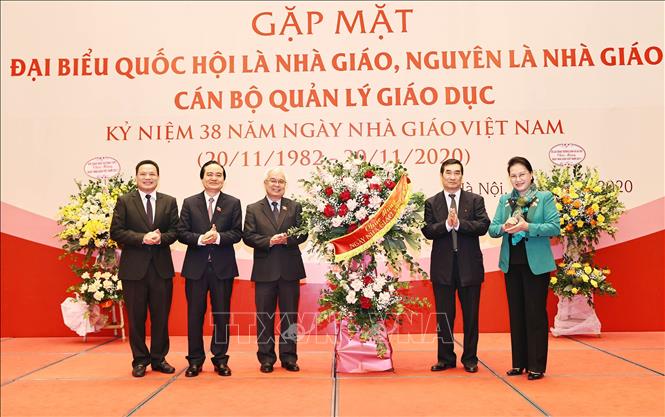 Trong ảnh: Chủ tịch Quốc hội Nguyễn Thị Kim Ngân tặng lẵng hoa các Đại biểu tại buổi gặp mặt. Ảnh: Trọng Đức - TTXVN